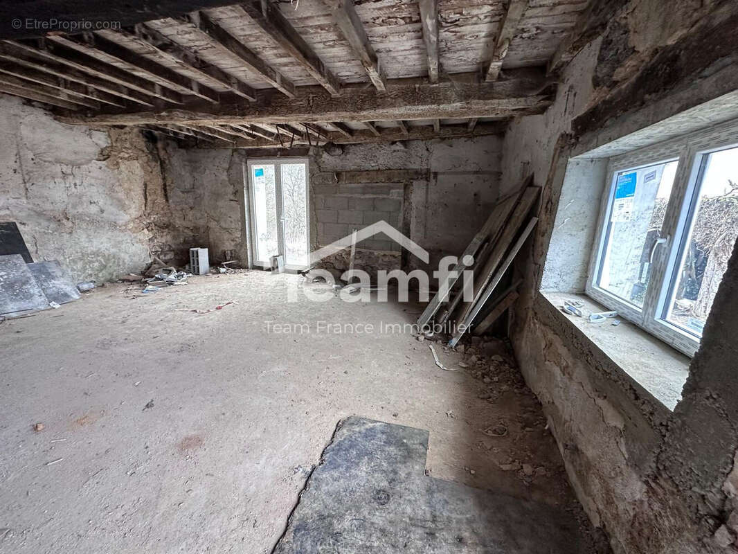 Maison à LA MONNERIE-LE-MONTEL