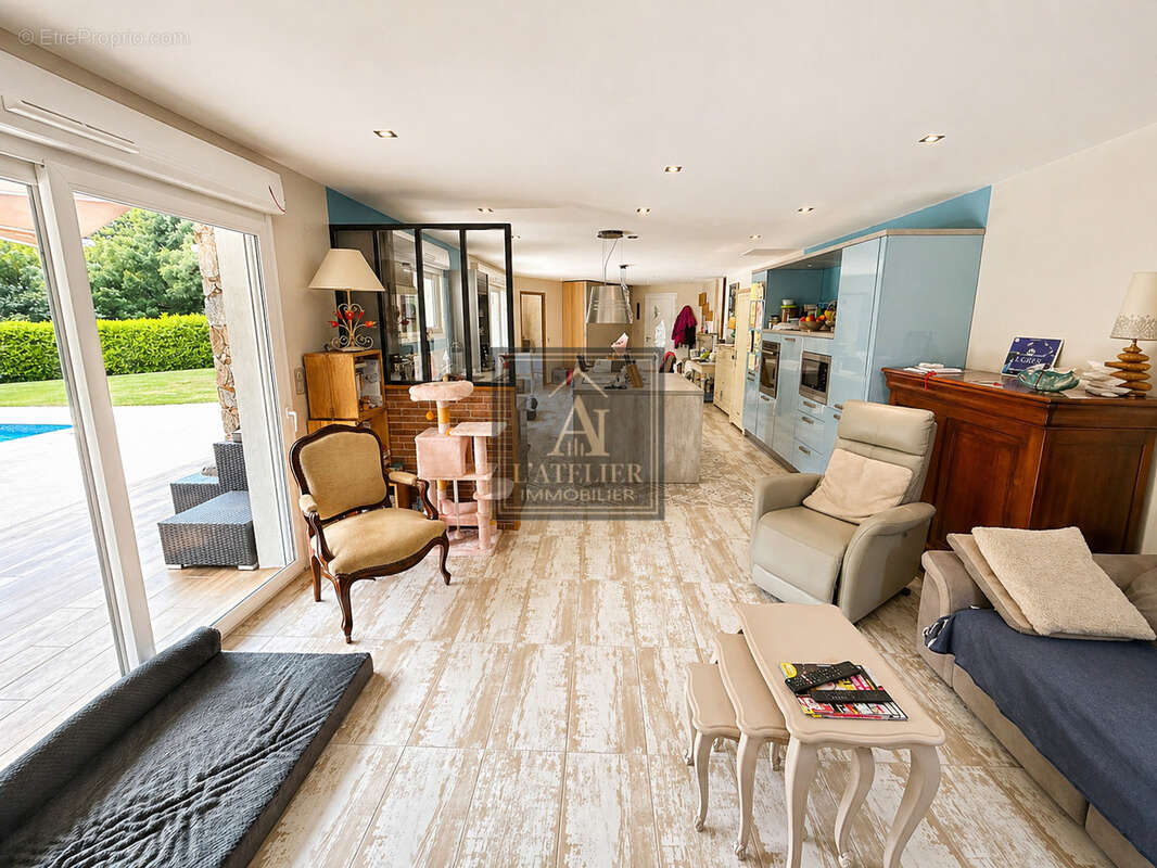 Maison avec dépendance, garages, atelier, piscine sur une parcelle de 7559 m2 - photo 4
