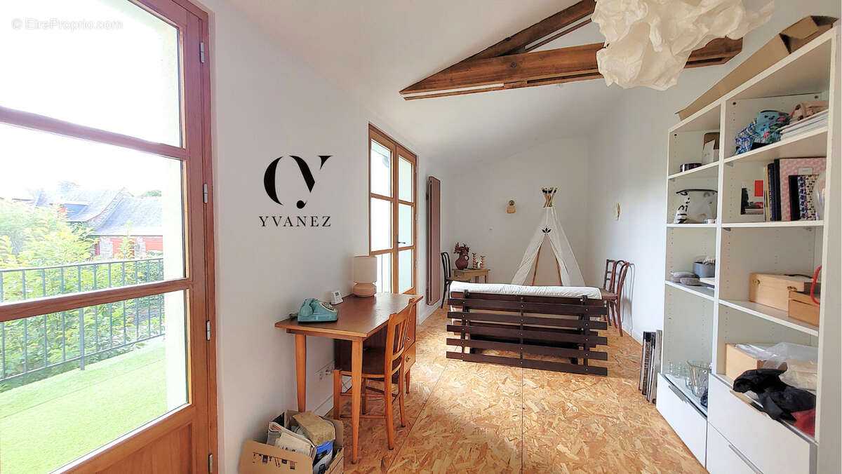 Prestigieuse maison de ville avec 4 chambres, cour, cave, garage et dépendance aménagée. - photo 28