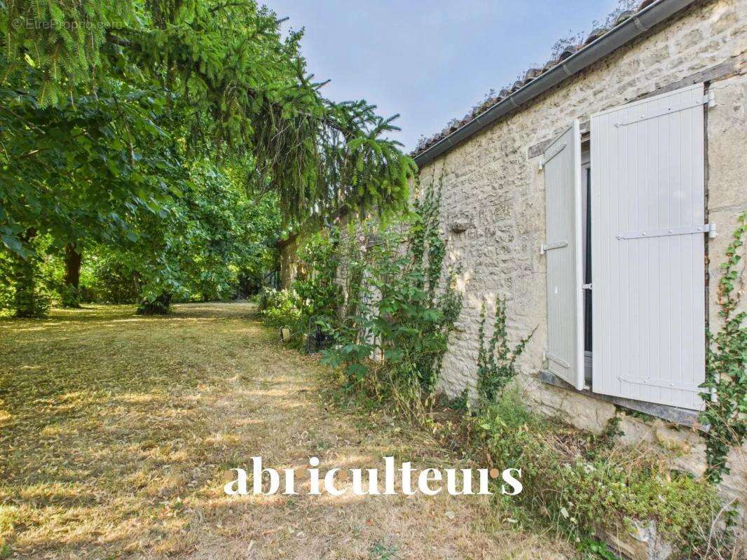 Maison à VILLENEUVE-LA-COMTESSE