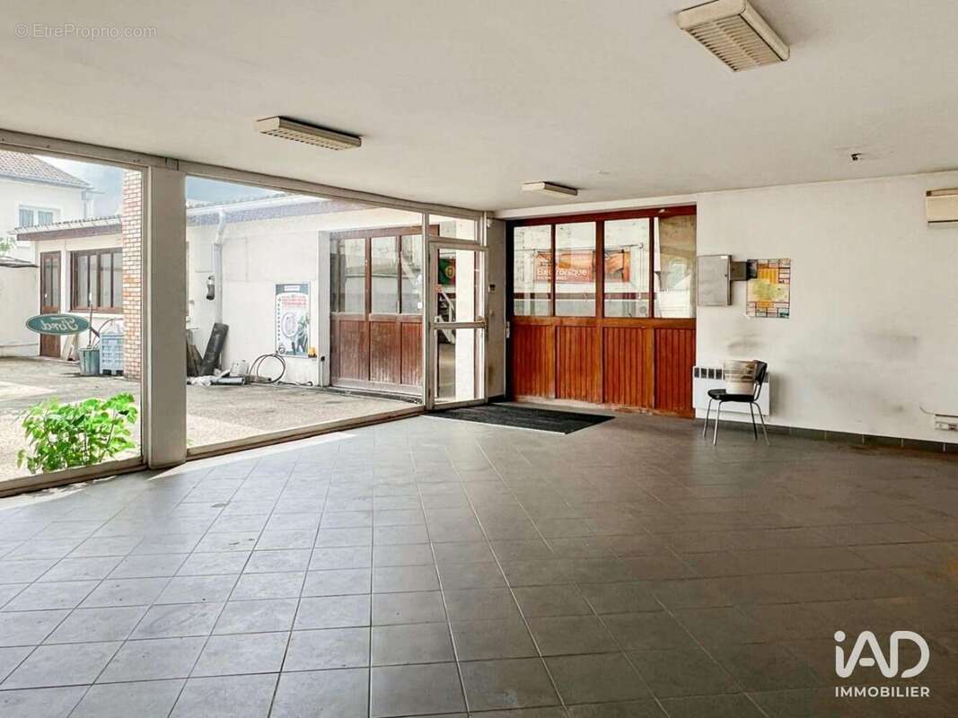 Photo 3 - Commerce à MOISSY-CRAMAYEL