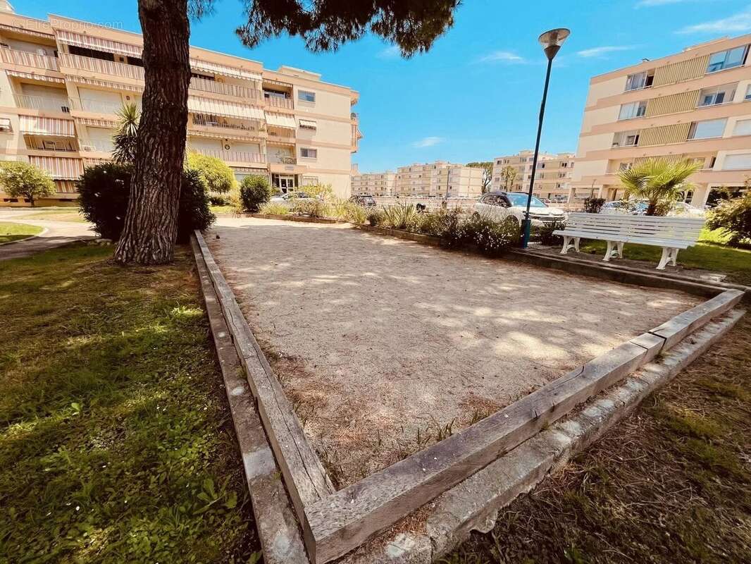 Deux pieces avec terrasse et parking vue sur le port - photo 10