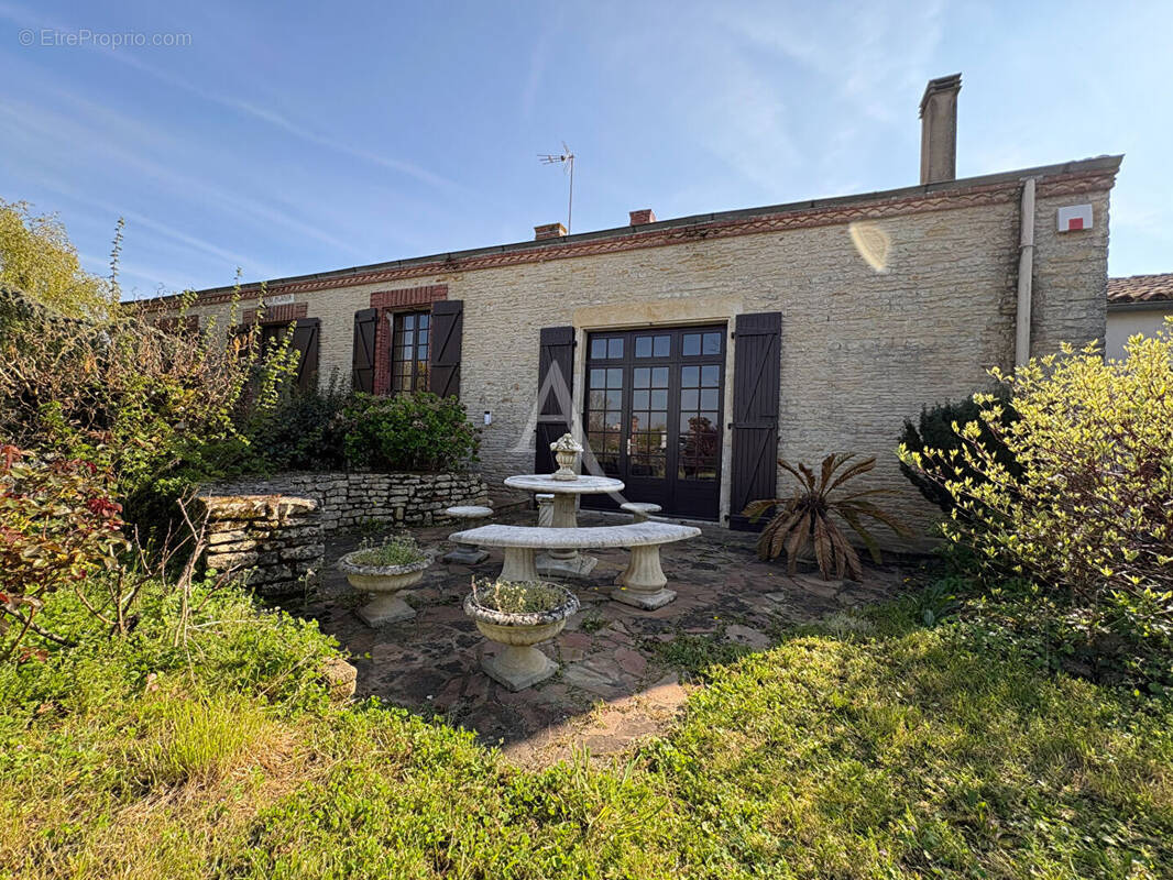 Maison à SAINTE-RADEGONDE-DES-NOYERS