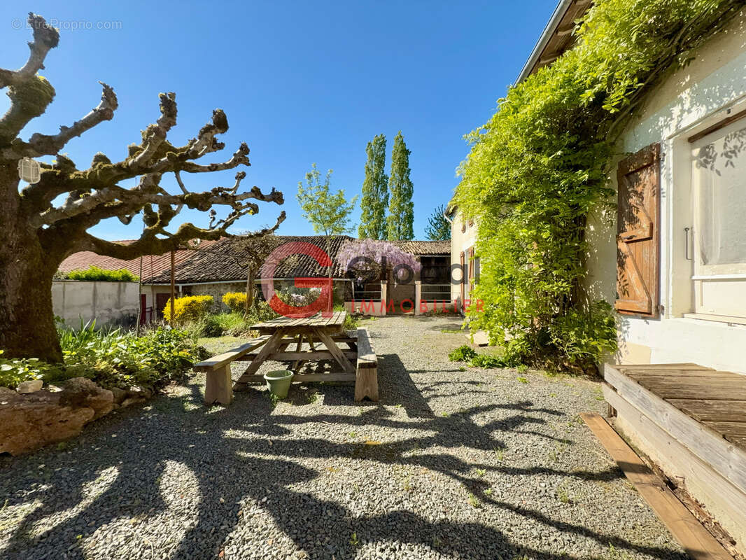 Maison à EXIREUIL