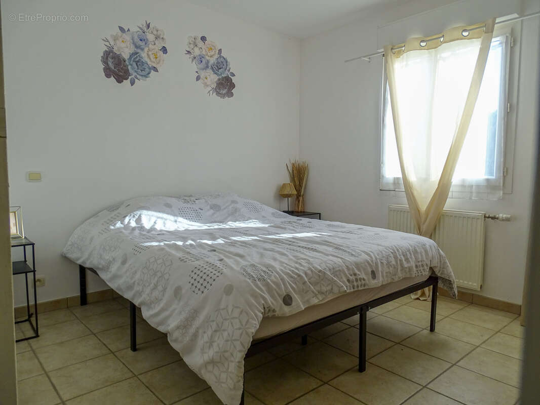 Maison à LA CHAPELLE-MONTMARTIN