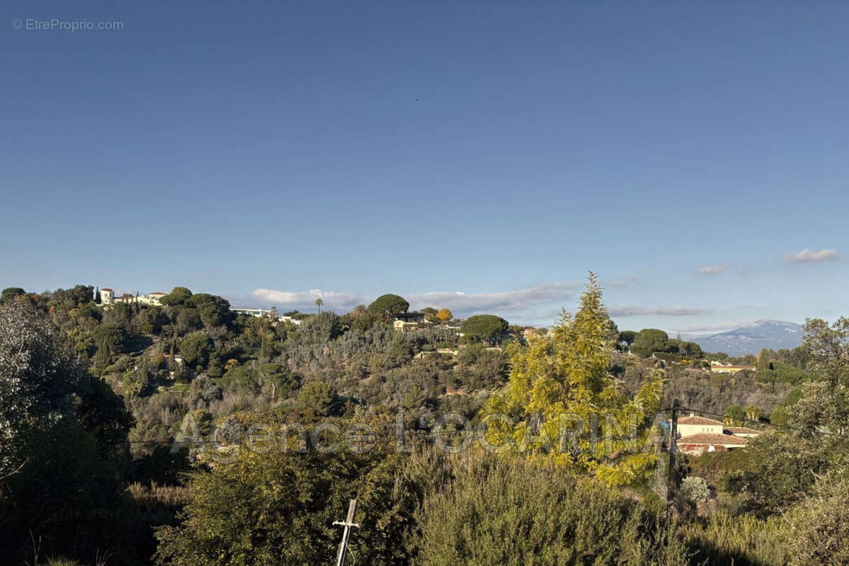 Terrain à LA ROQUETTE-SUR-SIAGNE