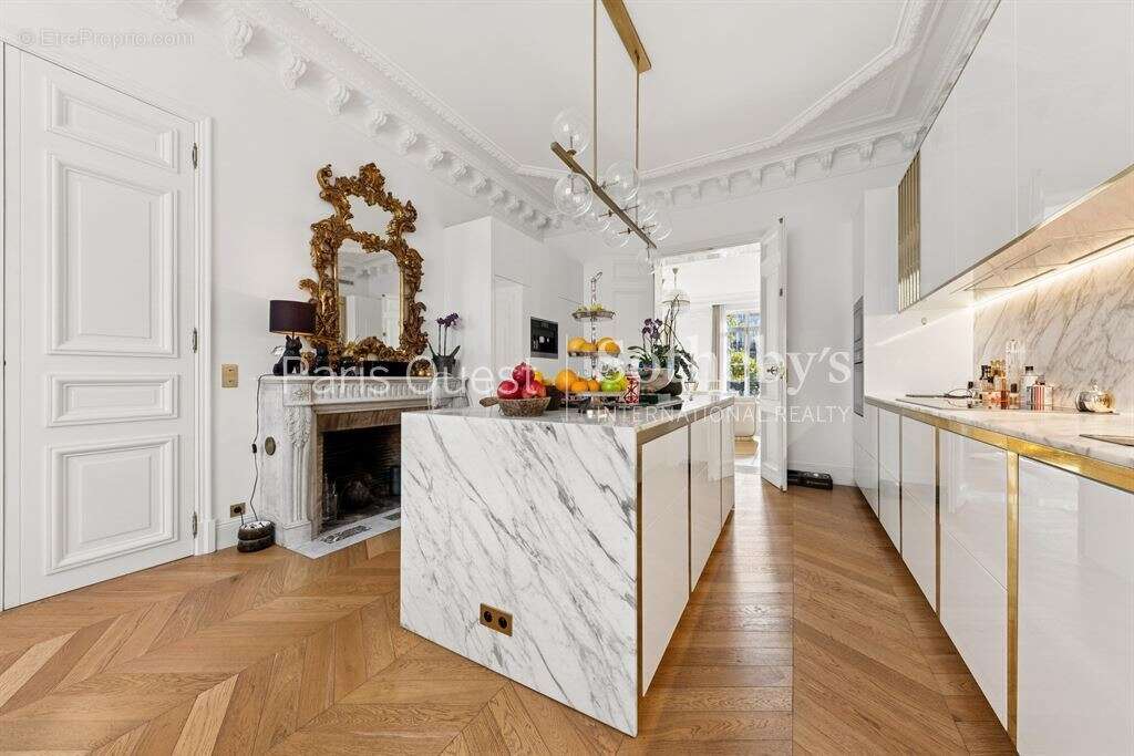 Appartement à PARIS-8E