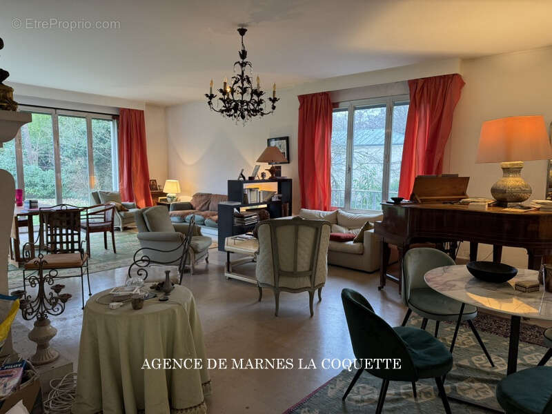 Appartement à MARNES-LA-COQUETTE