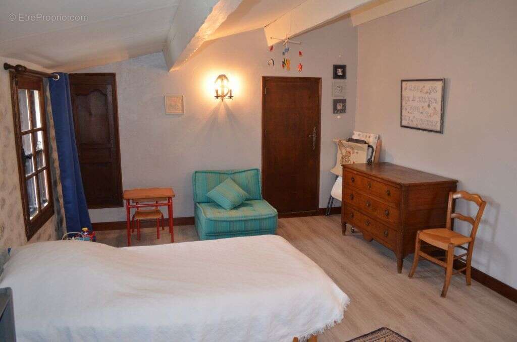 JONQUIERES Maison de village 380 m² avec cour et terrasse - photo 9