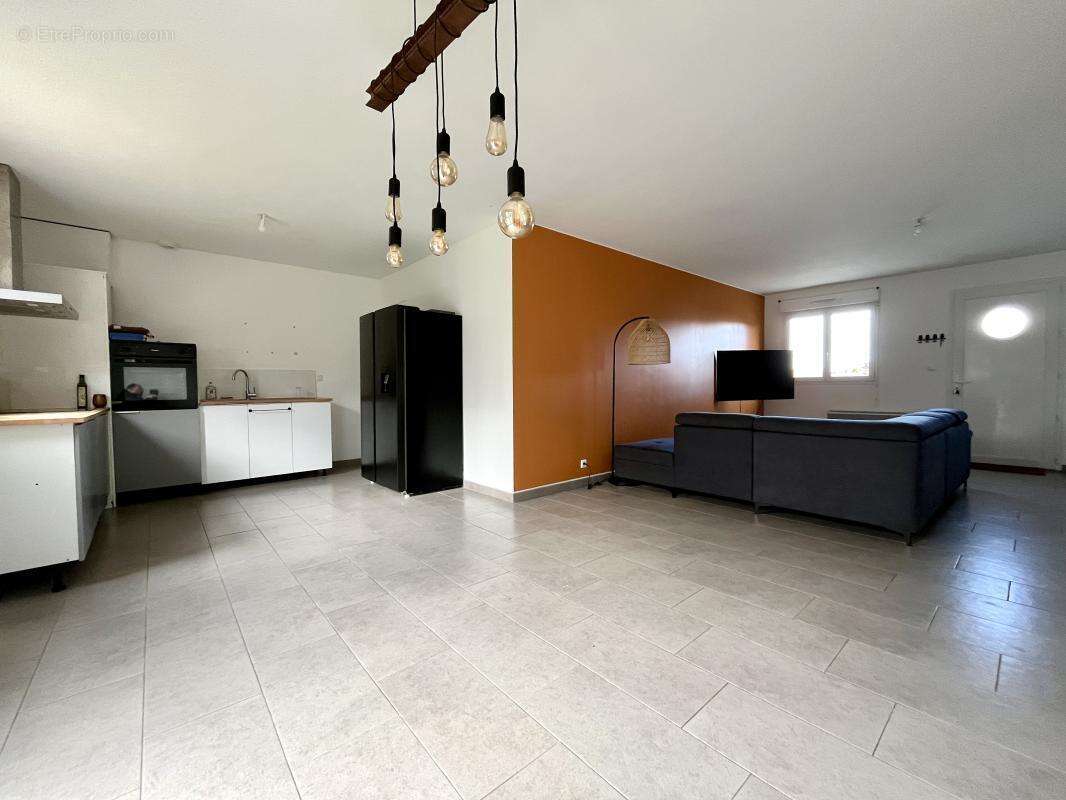 Maison à SAINT-MACAIRE-EN-MAUGES