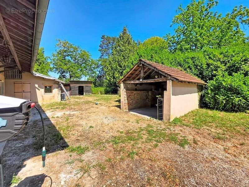 Maison en pierre rénovée avec dépendances –  Terrain de 2 200 m² - photo 16