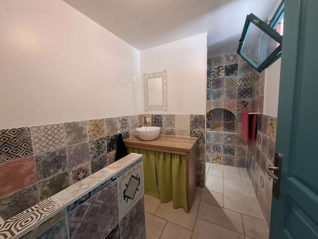 Maison familiale impeccable de 4 à 5 chambres, idéalement située à quelques minutes à pied de toutes les commodités. - photo 13