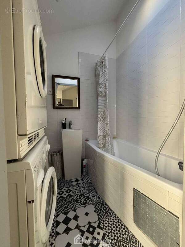 Une salle de bain avec WC de 3,1 m2, - Maison à CHATELLERAULT