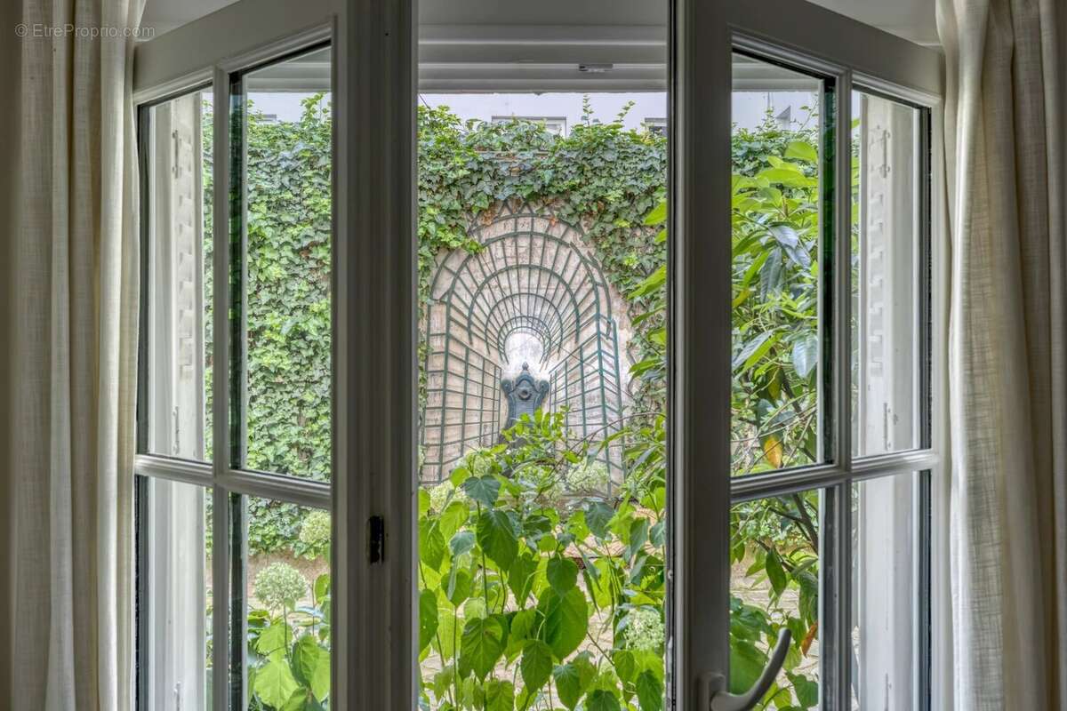 Appartement à PARIS-1E