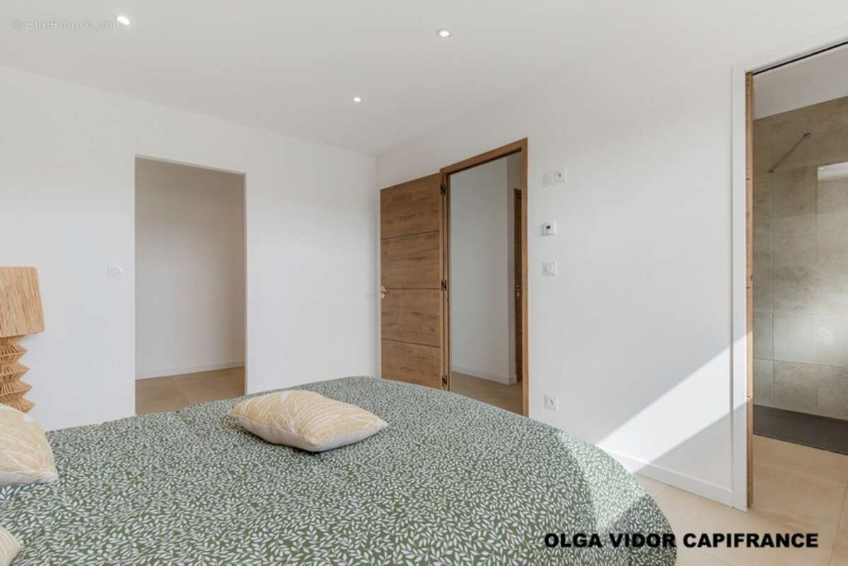 Dpt  (34), à vendre  GRAU D'AGDE  villa P6  195 m² avec piscine, garage, suites parentales - photo 14