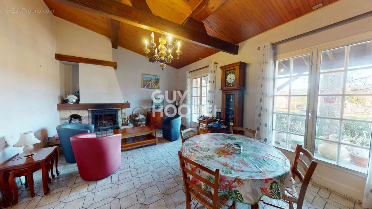 Maison à MONTELEGER