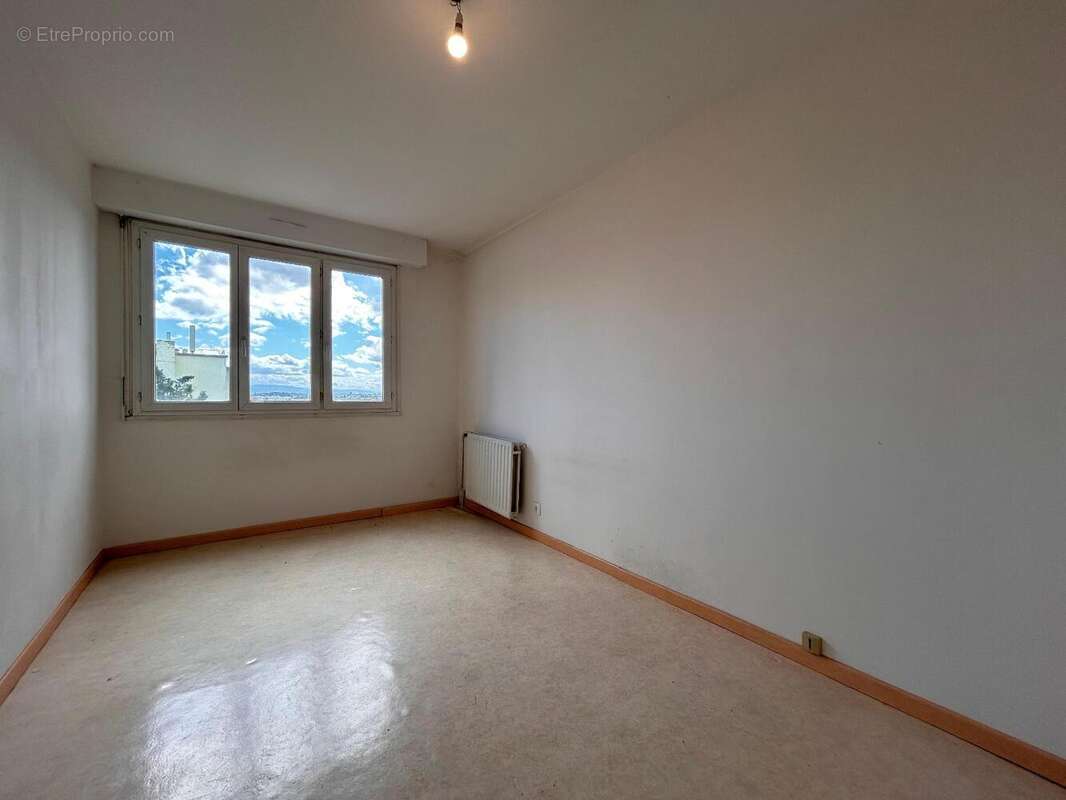   - Appartement à DECINES-CHARPIEU