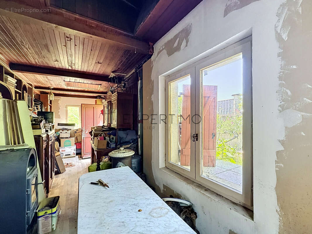 Au calme avec belle vue, à deux minutes du centre-ville : maison pleine de potentiel - photo 11
