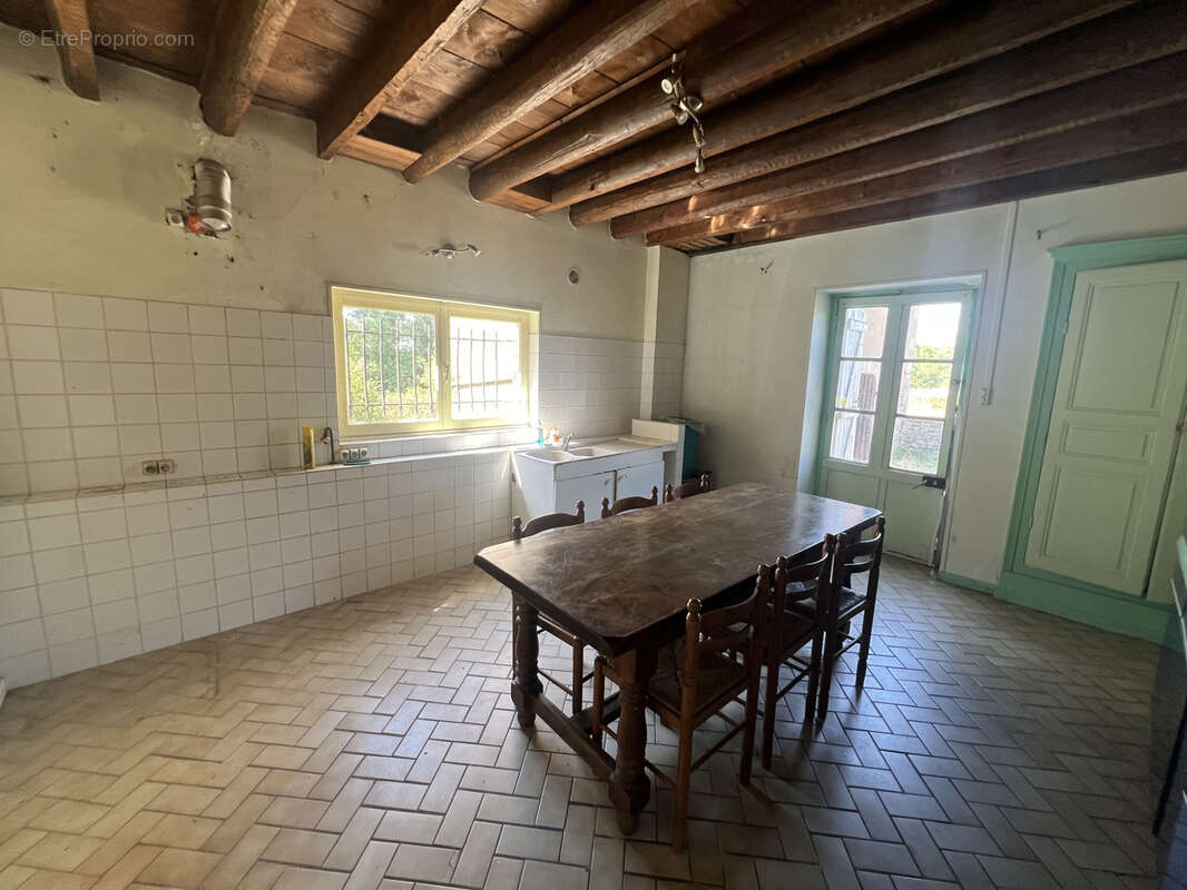 Grande maison en pierre avec dépendances - photo 3
