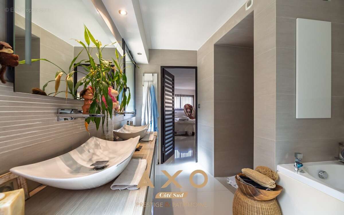 Lambesc - maison - 250m² - 3 chambres - piscine - 750 000  - photo 16