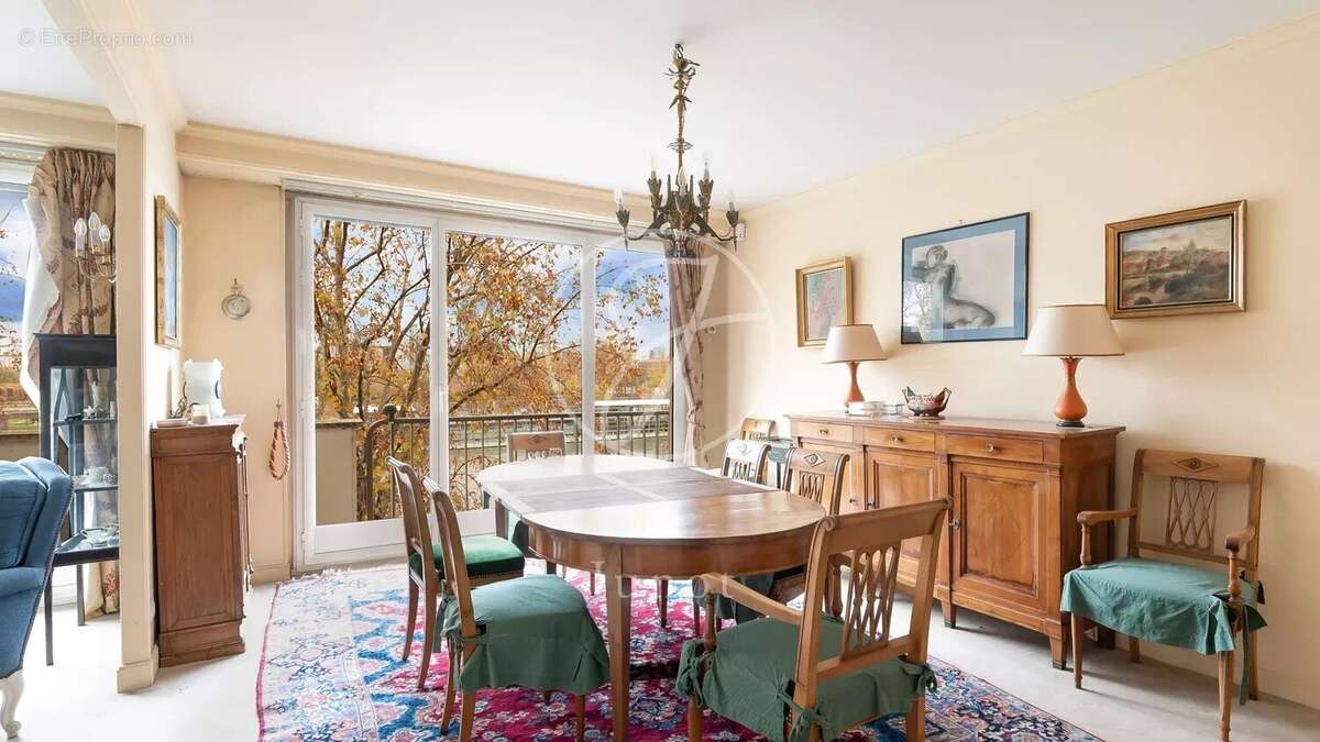 Appartement à PARIS-16E