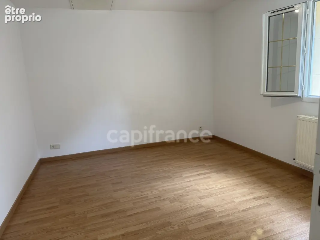 SITUÉ À 10 MINUTES DU MANS - Appartement 2 pièces de plain-pied rénové avec une place de stationnement - photo 3