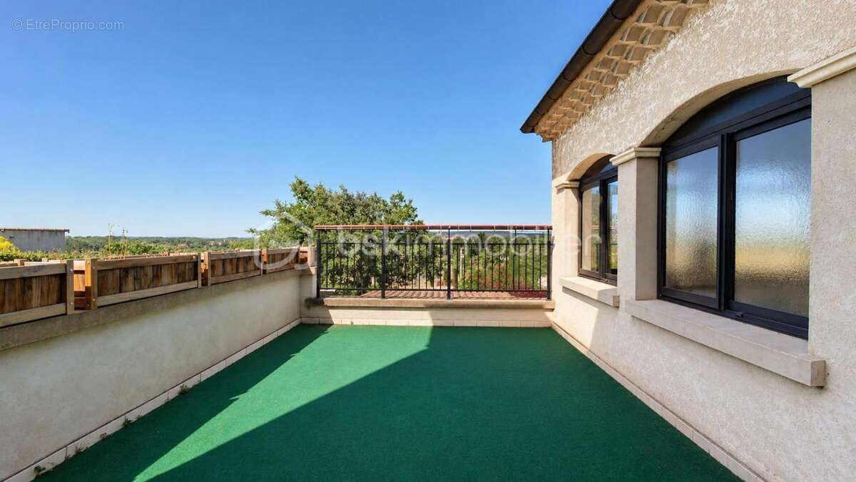 Maison traditionnelle avec très belle vue, grands volumes et terrain de plus de 2 000 m² - photo 5