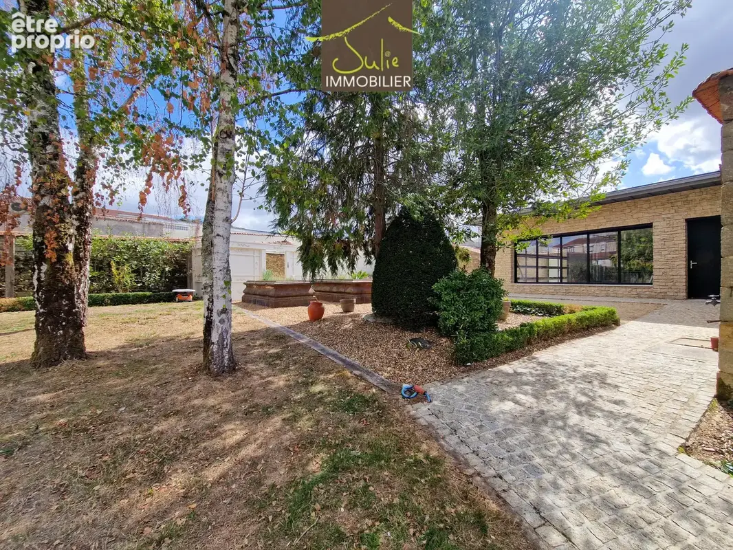 Demeure d'exception en plein coeur de bressuire - 304m2 habitables avec jardin et garages - photo 2