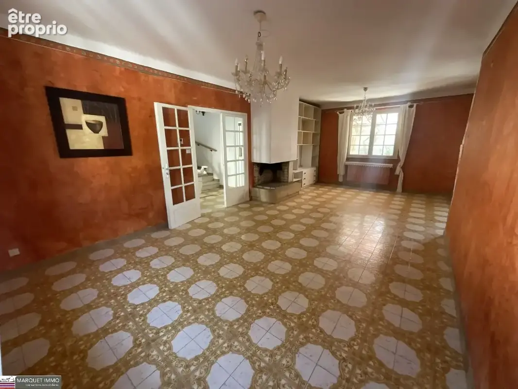 Cadre verdoyant et calme pour cette maison traditionnelle T6 de 141 m², en 3 faces, sur un terrain clos, arboré, piscinable et i - photo 2
