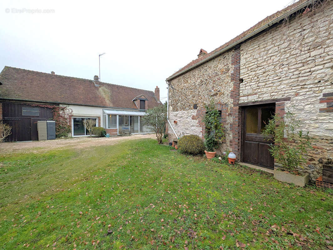 Maison à AILLANT-SUR-THOLON