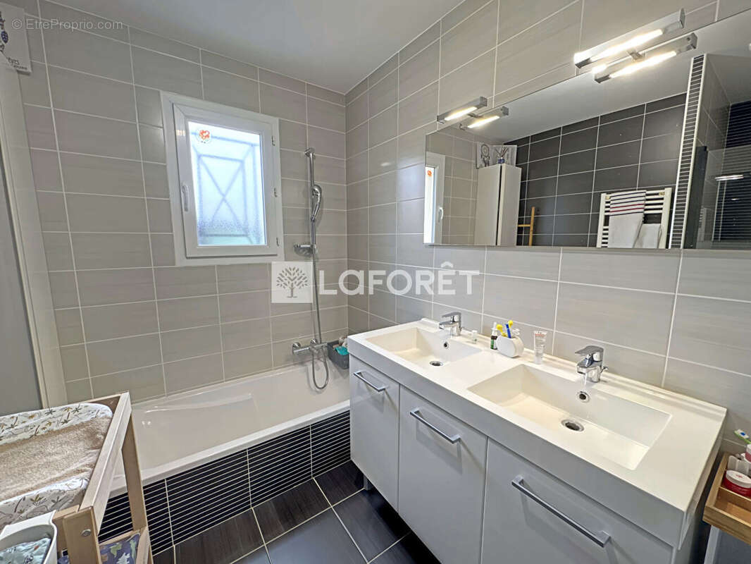 Maison à SAINT-ETIENNE-DU-BOIS