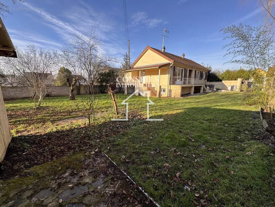 Maison à VILLENEUVE-SUR-YONNE