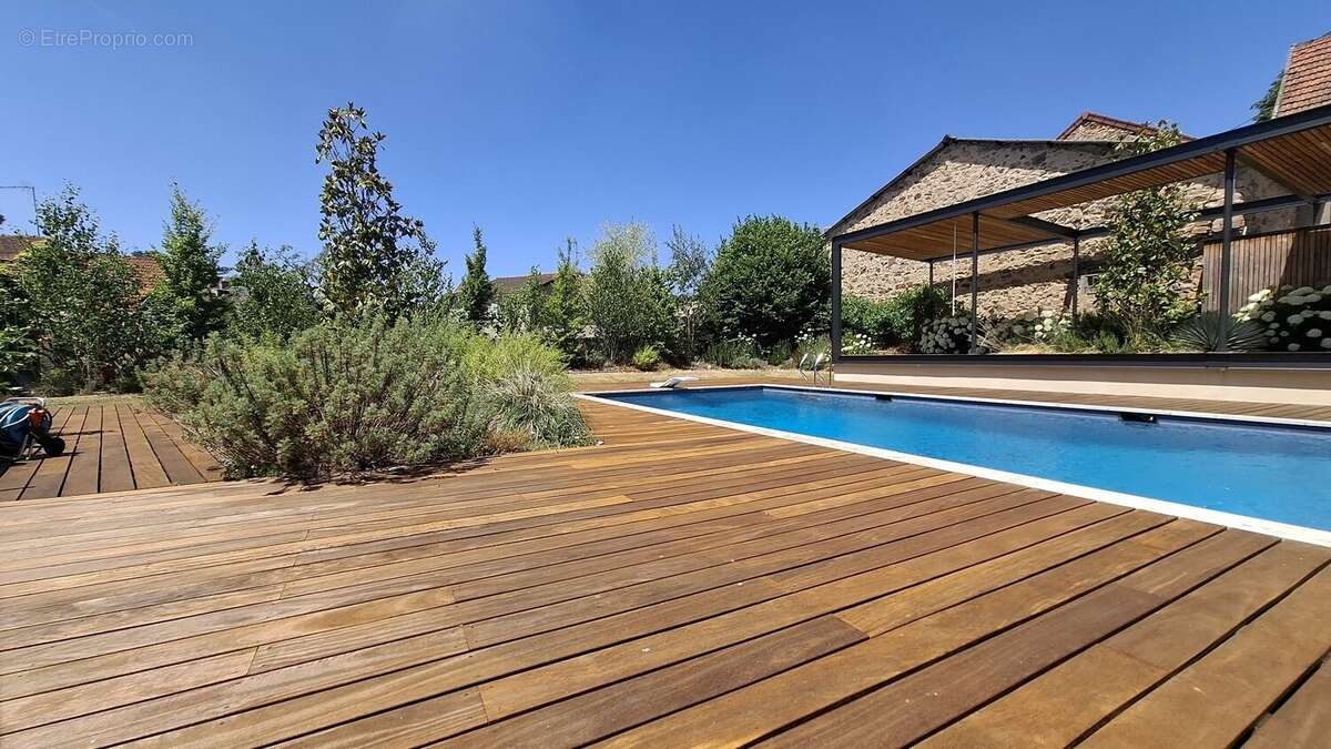 A vendre à Busset, très belle propriété de 11 pièces avec piscine et grange. - photo 28