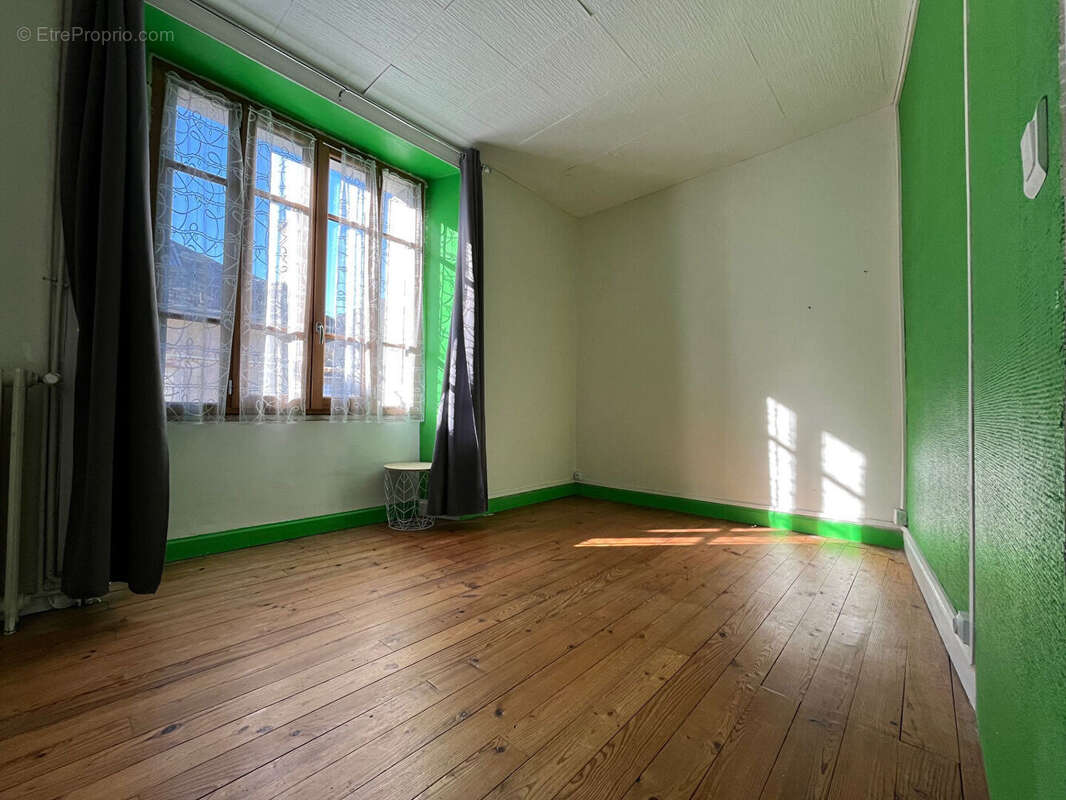 Maison à VIC-SUR-CERE