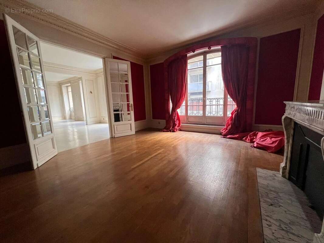 Appartement à PARIS-16E