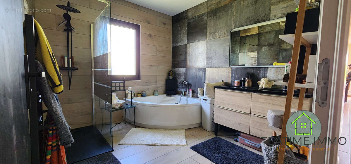 salle de bain (baignoire balneo et douche à l&#039;italienne) - Maison à PLEAUX