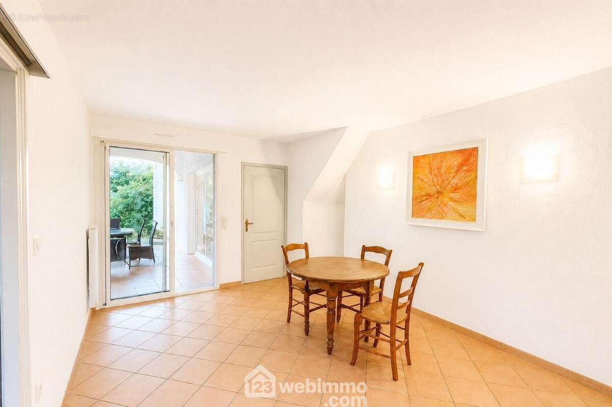 Salle à manger 'simple cloison avec la cuisine'