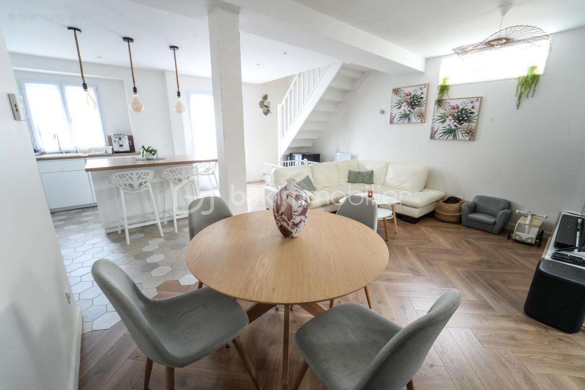 Maison à SAINT-PIERRE-DU-PERRAY