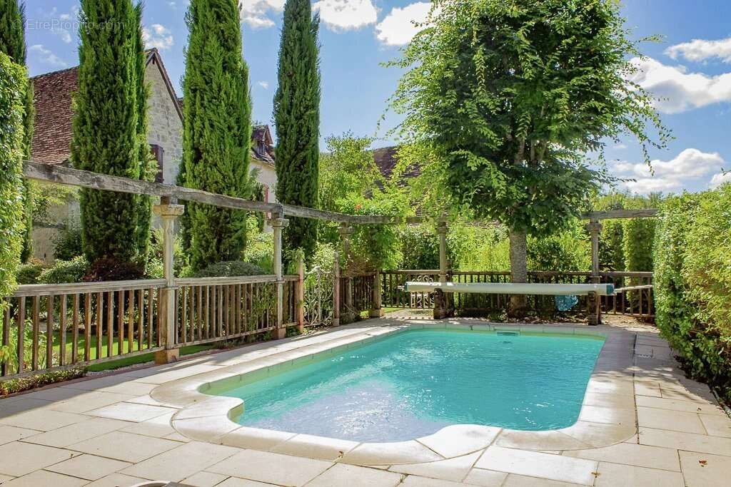 Rare dans le secteur, Tour de guet médiévale et maison d'amis avec piscine au cœur du parc naturel - photo 2