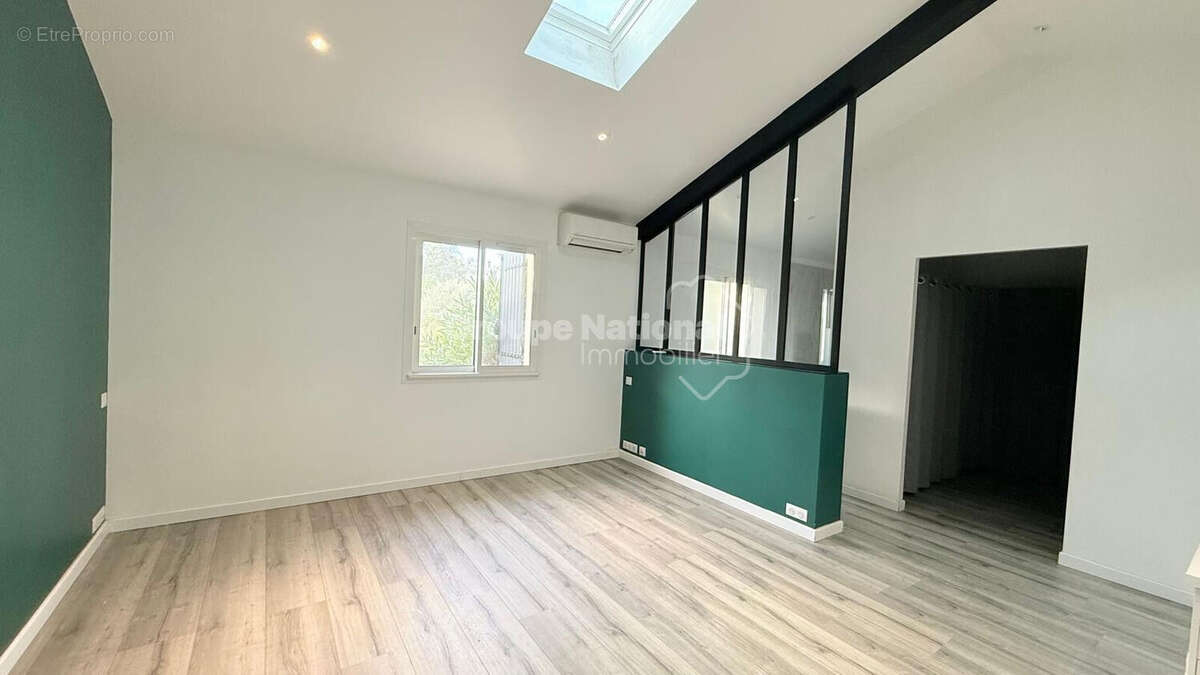 Maison à ENTRAIGUES-SUR-LA-SORGUE