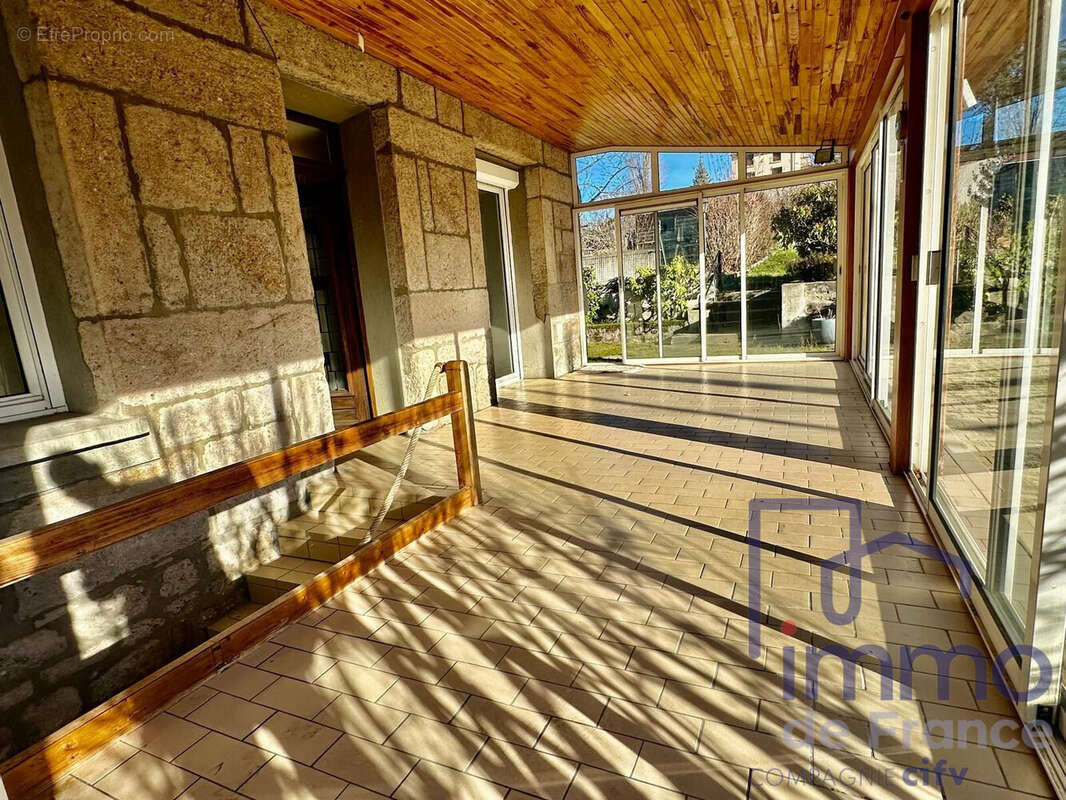 Maison à SAINT-GENEST-LERPT