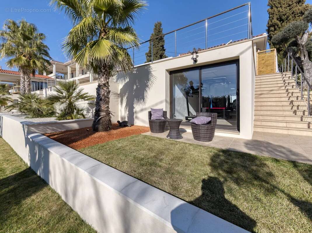 Maison à CHATEAUNEUF-GRASSE