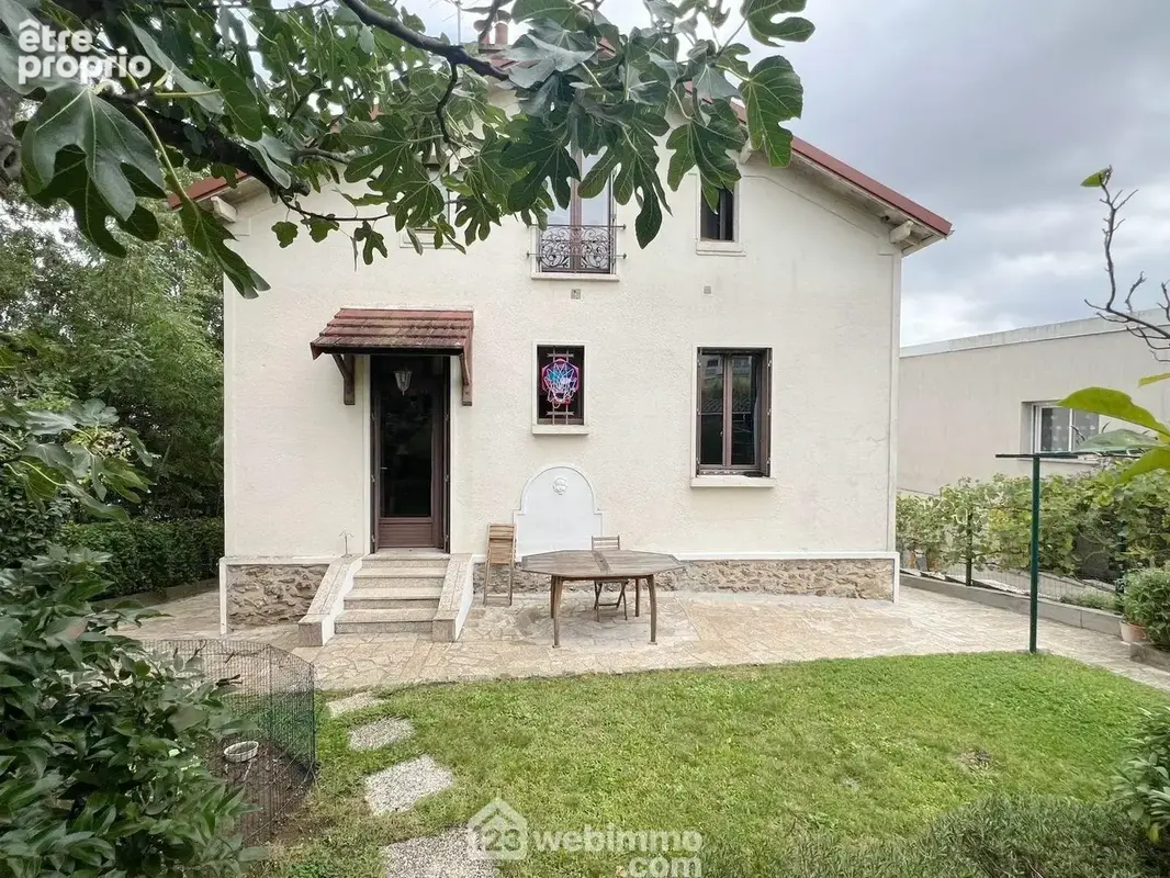 Vue du jardin et de la terrasse situés à l'arrière de la maison (accès direct)