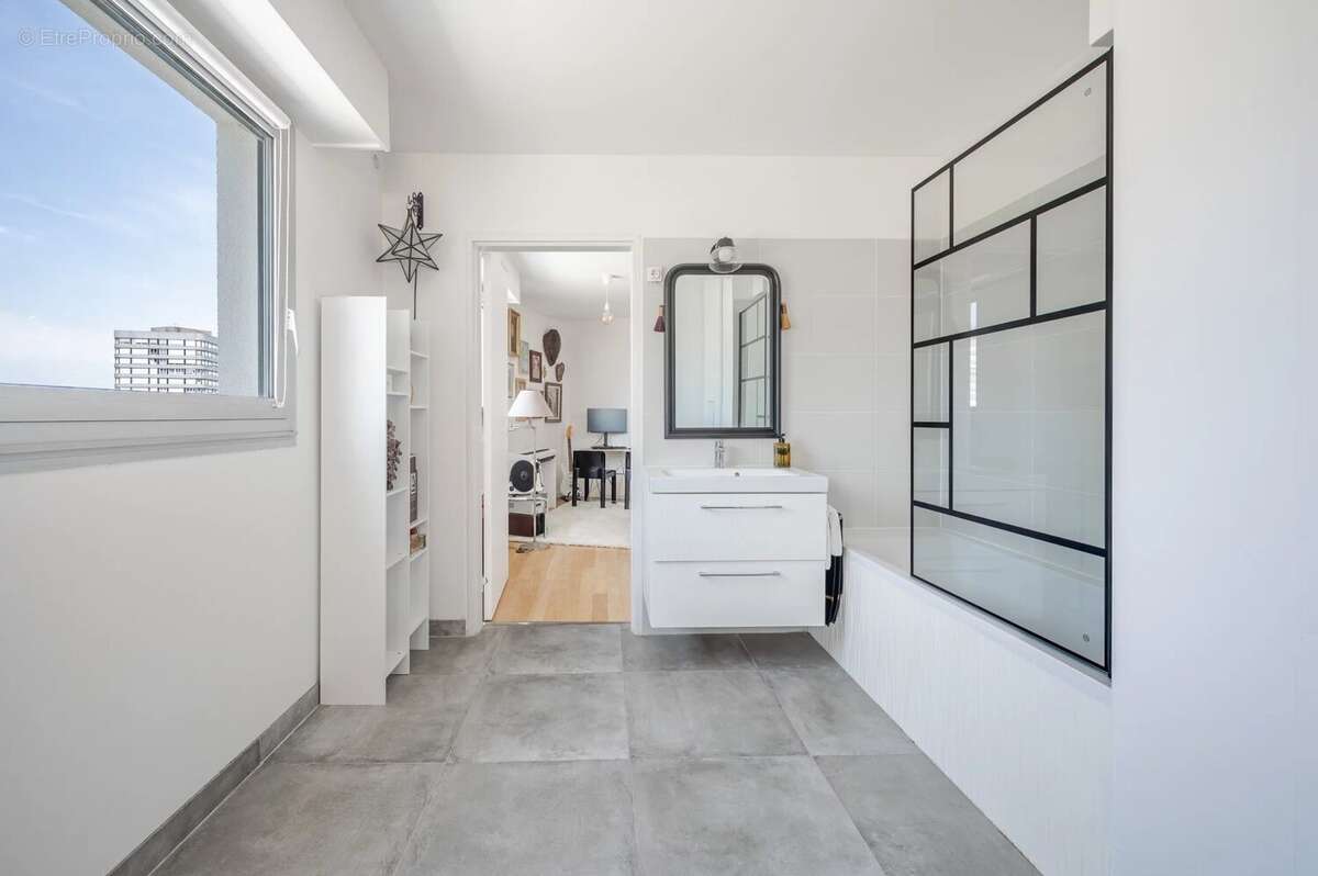 Appartement à COURBEVOIE