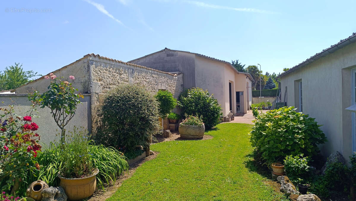 Maison à SAINT-GENIS-DE-SAINTONGE