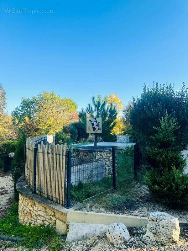 Maison à SAVIGNAC-LES-EGLISES