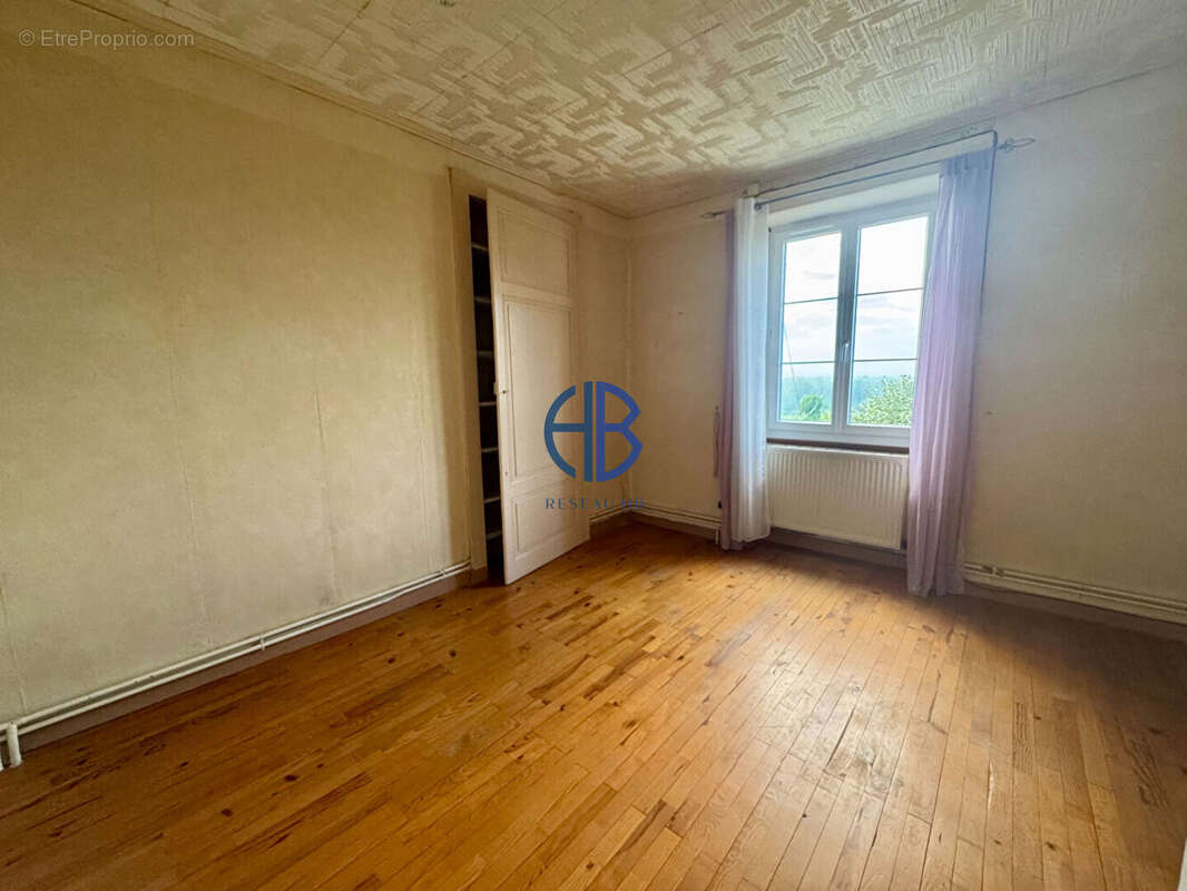 Maison à SAINT-VICTOR-DE-MORESTEL