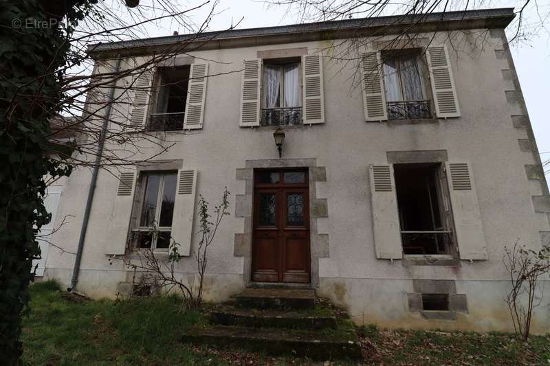 Maison à MAILHAC-SUR-BENAIZE