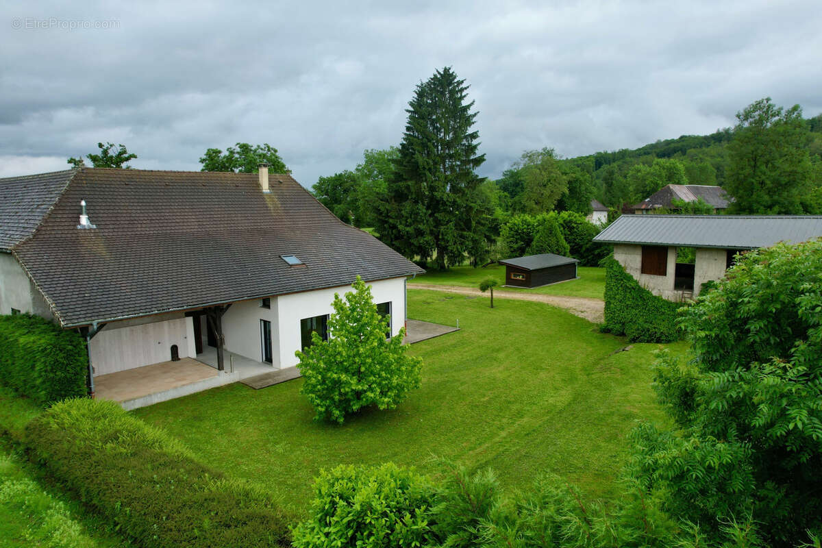 Romagnieu - Magnifique propriété pleine de charme 140m2 rénové, 370m2 pour vos projets sur 3,6 hectares de te - photo 15