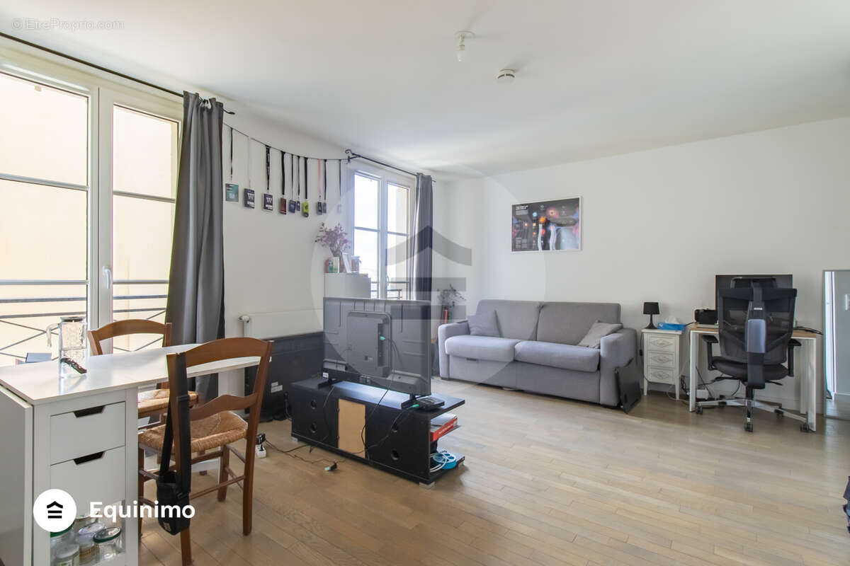 Studio de 36m2, en très bon état général, situé Place des Carrés Saint-Louis - photo 2